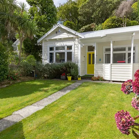 Peaceful & Private City Cottage With Carparks